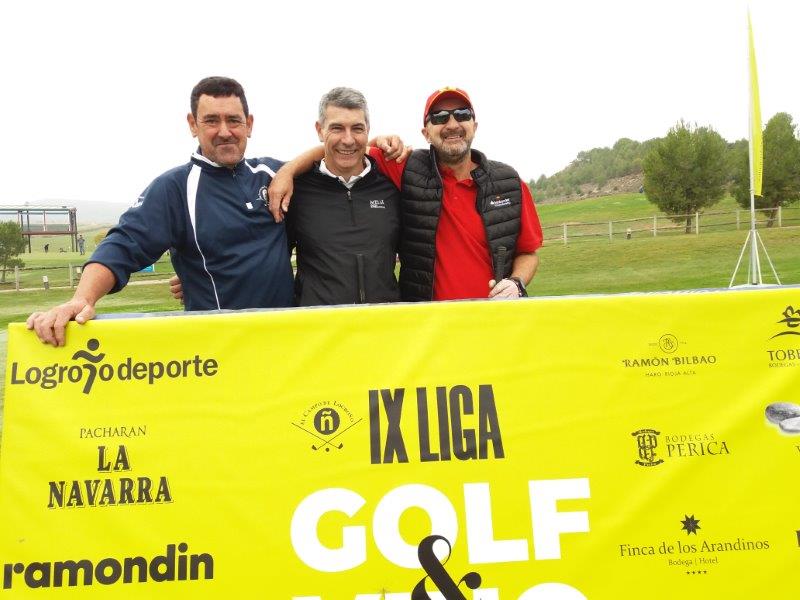 Los juadores posan en el punto de salida antes de comenzar el Torneo Carlos Moro, de la Liga de Golf y Vino.