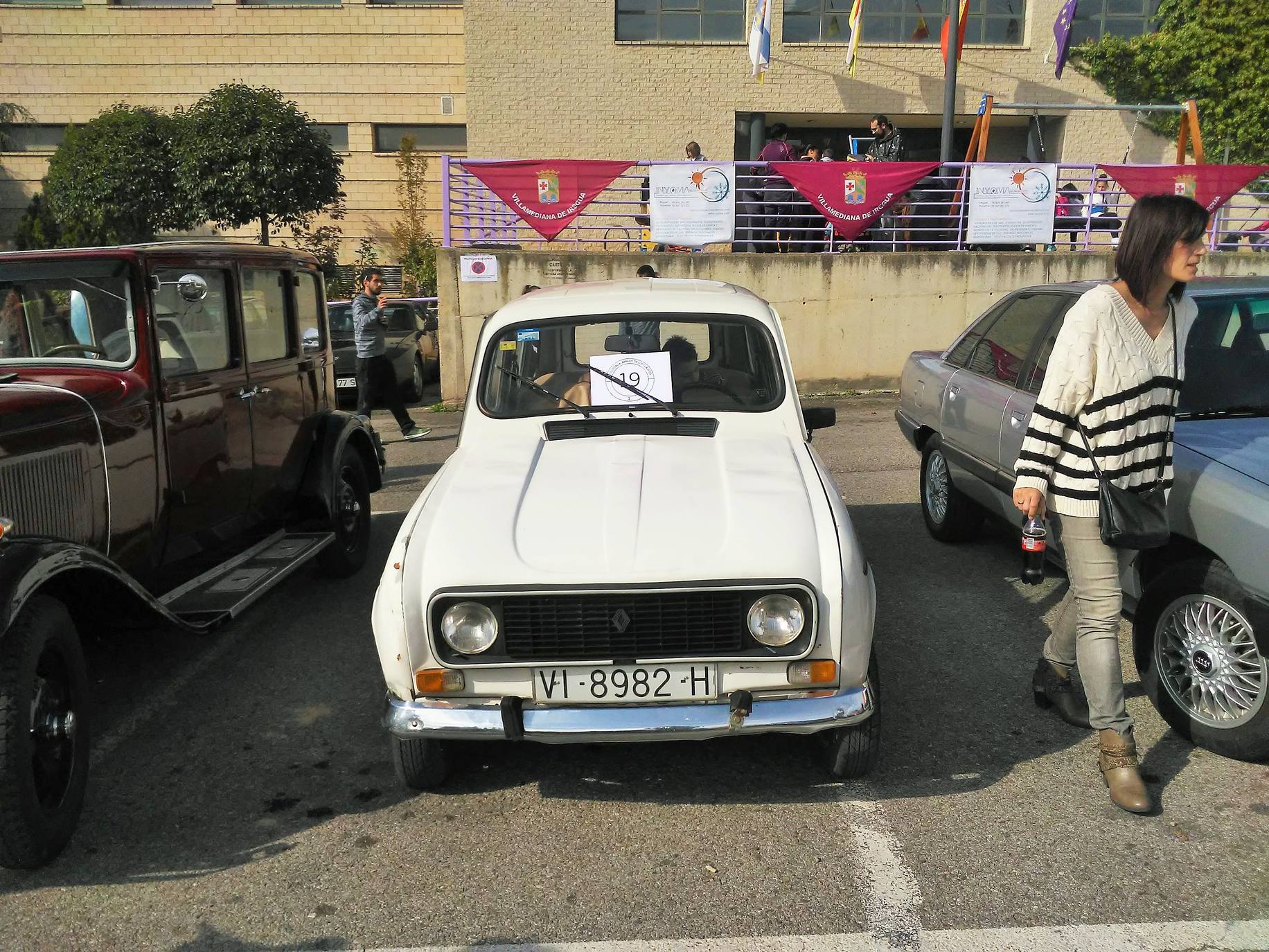 El aparcamiento del polideportivo municipal acogió el domingo la cuarta 'Quedada de los Amigos de los Clásicos de Villamediana de Iregua'. Entre los vehículos expuestos se pudo contemplar un camión de la UME.