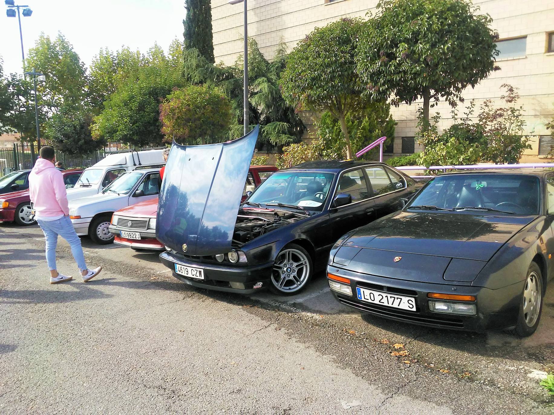 El aparcamiento del polideportivo municipal acogió el domingo la cuarta 'Quedada de los Amigos de los Clásicos de Villamediana de Iregua'. Entre los vehículos expuestos se pudo contemplar un camión de la UME.