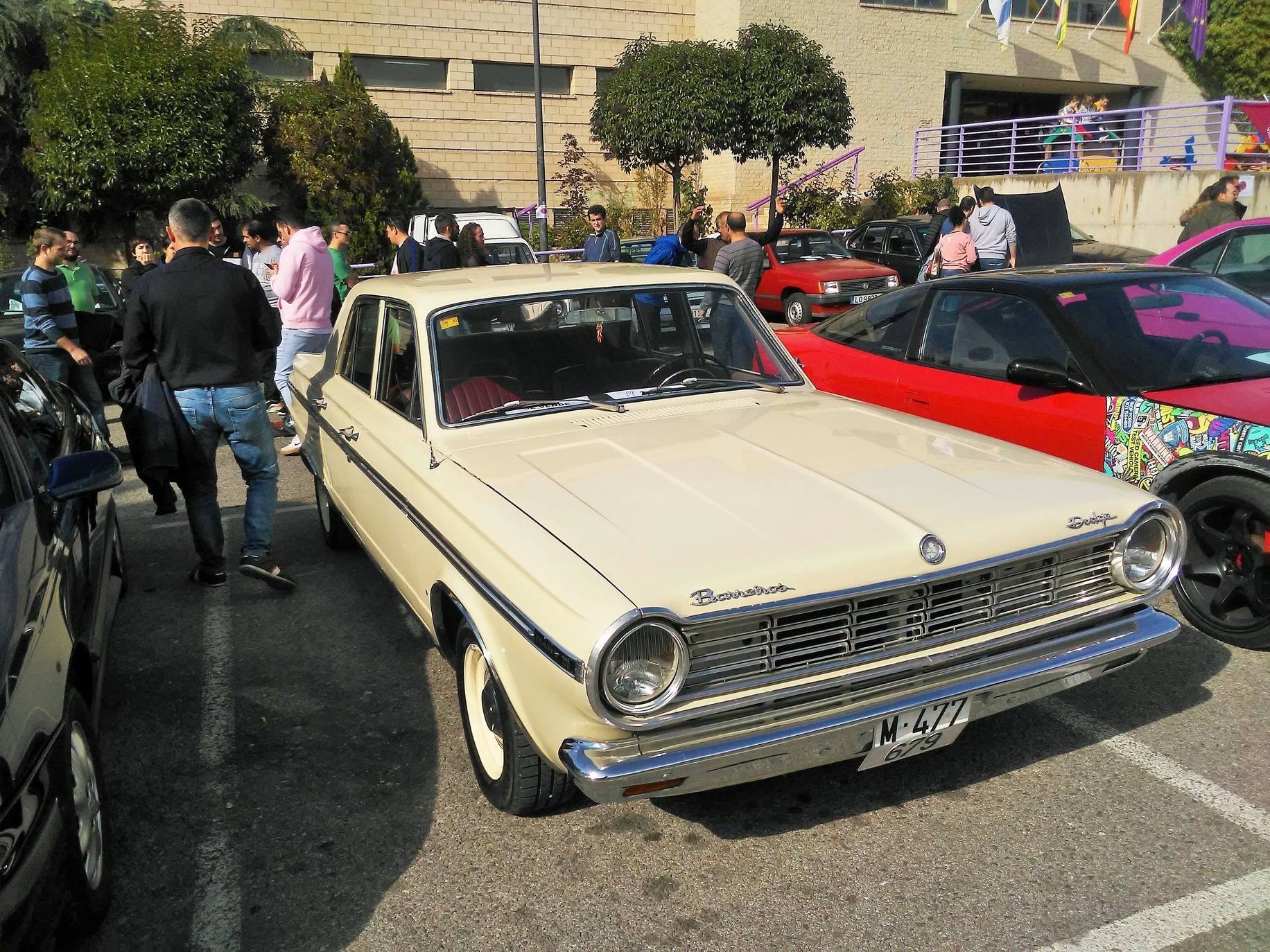 El aparcamiento del polideportivo municipal acogió el domingo la cuarta 'Quedada de los Amigos de los Clásicos de Villamediana de Iregua'. Entre los vehículos expuestos se pudo contemplar un camión de la UME.