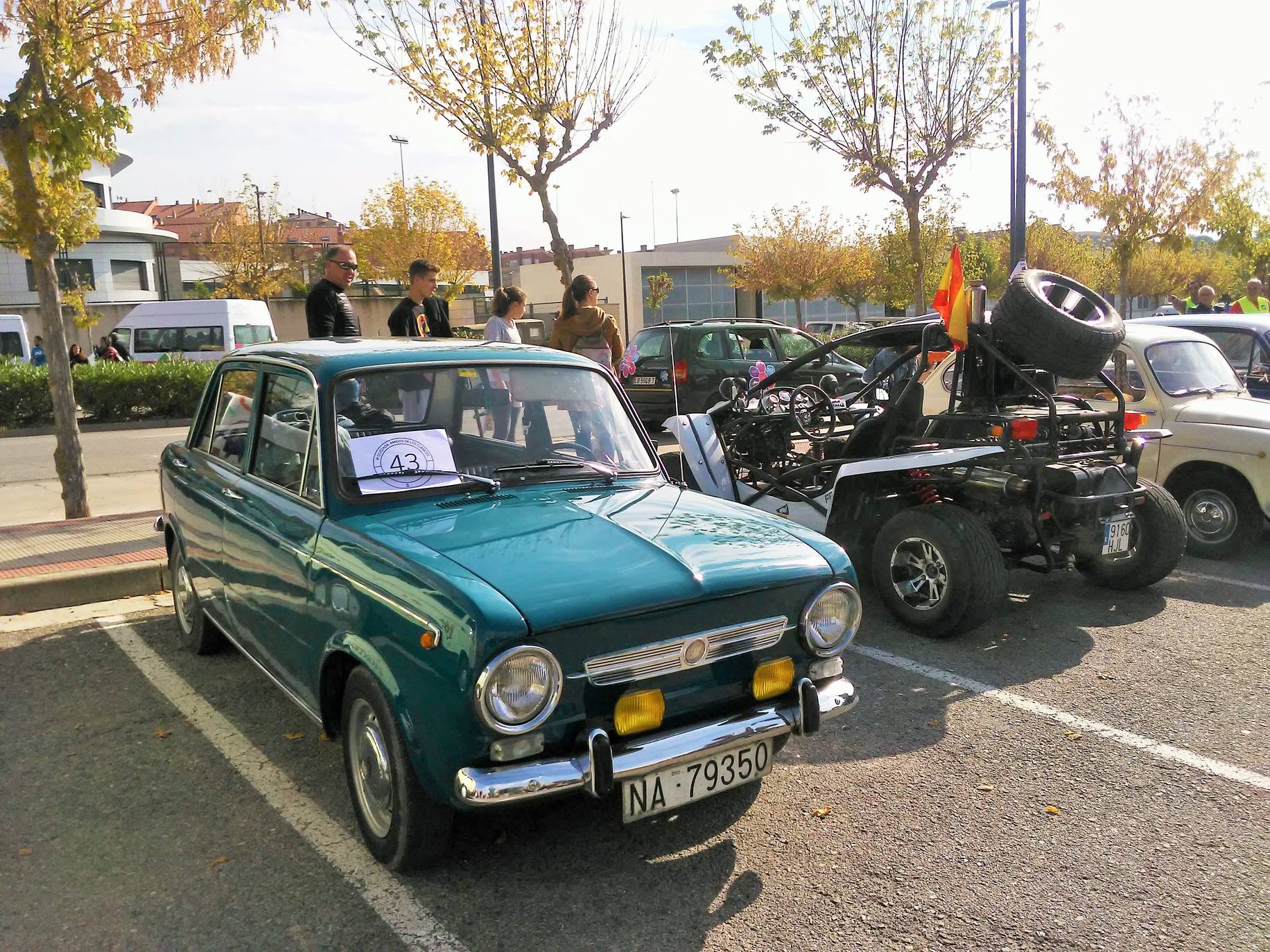 El aparcamiento del polideportivo municipal acogió el domingo la cuarta 'Quedada de los Amigos de los Clásicos de Villamediana de Iregua'. Entre los vehículos expuestos se pudo contemplar un camión de la UME.