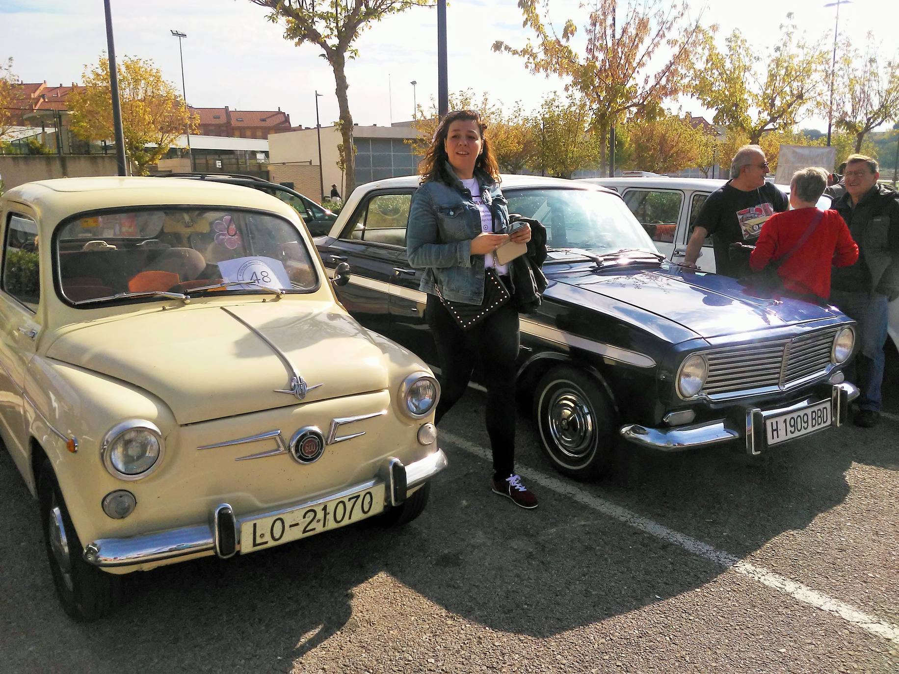 El aparcamiento del polideportivo municipal acogió el domingo la cuarta 'Quedada de los Amigos de los Clásicos de Villamediana de Iregua'. Entre los vehículos expuestos se pudo contemplar un camión de la UME.