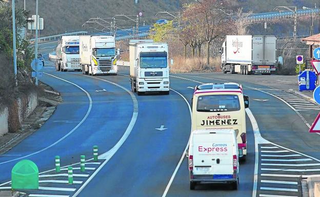 Camiones circulando por la N-232, a la altura de Cenicero, antes de que entrara en vigor la prohibición de circular por esta vía.