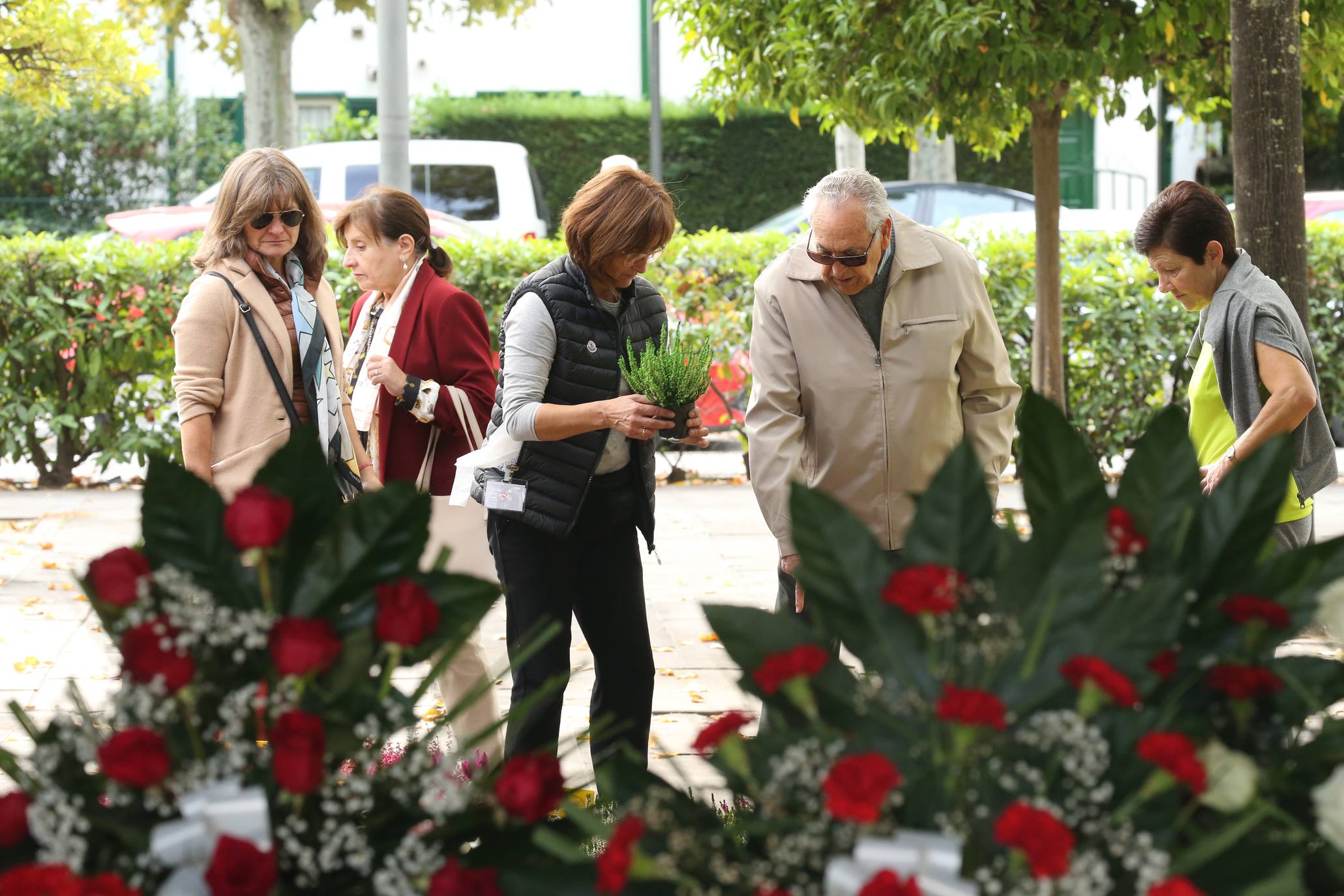 La plaza Joaquín Elizalde acoge, como cada año, el tradicional mercado de las flores del Día de Todos los Santos.