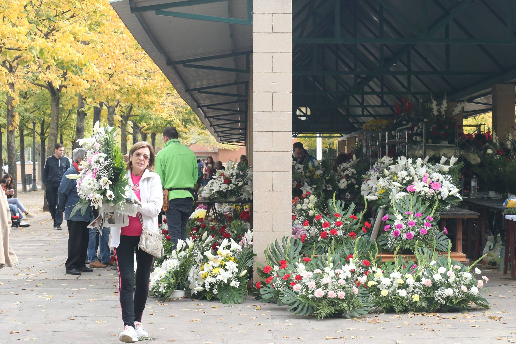 La plaza Joaquín Elizalde acoge, como cada año, el tradicional mercado de las flores del Día de Todos los Santos.