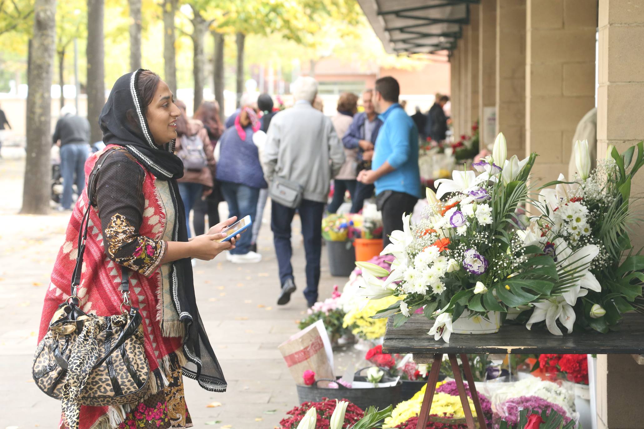 La plaza Joaquín Elizalde acoge, como cada año, el tradicional mercado de las flores del Día de Todos los Santos.