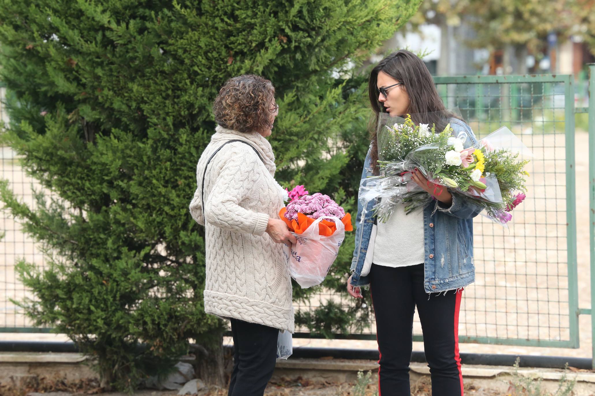 La plaza Joaquín Elizalde acoge, como cada año, el tradicional mercado de las flores del Día de Todos los Santos.