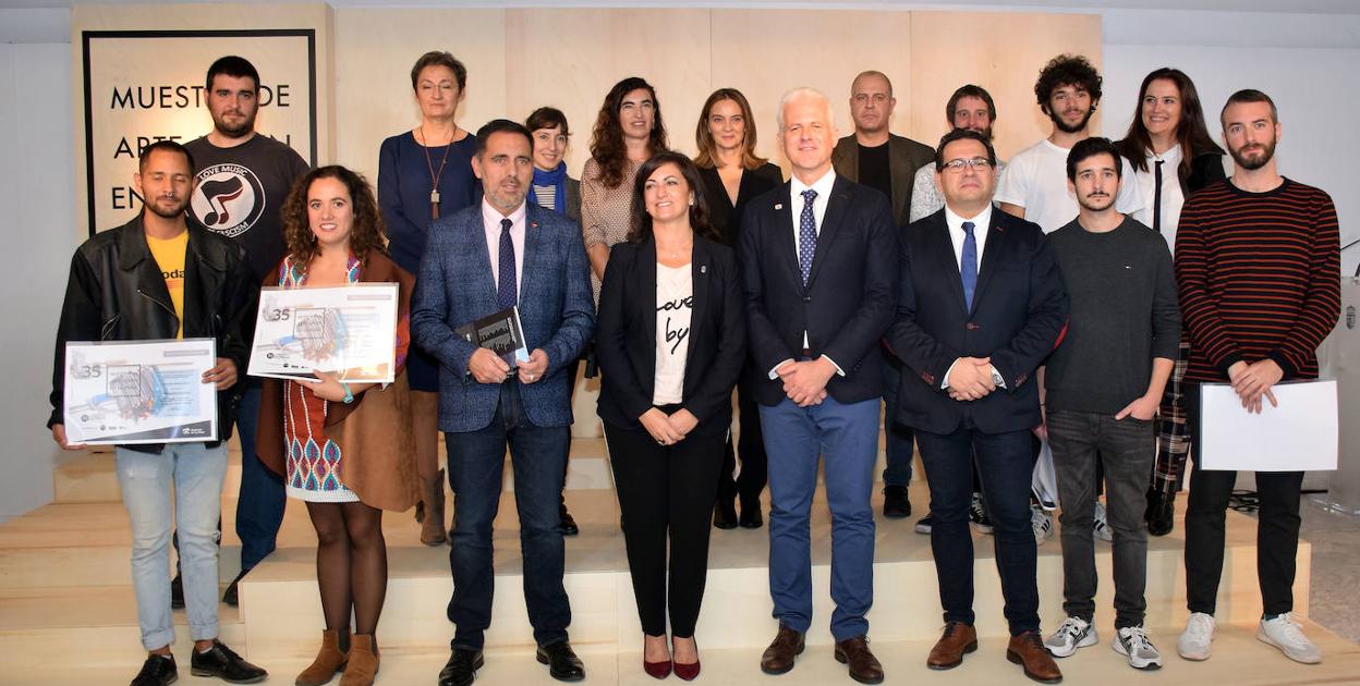 Ganadores de la muestra, organizadores y autoridades. 