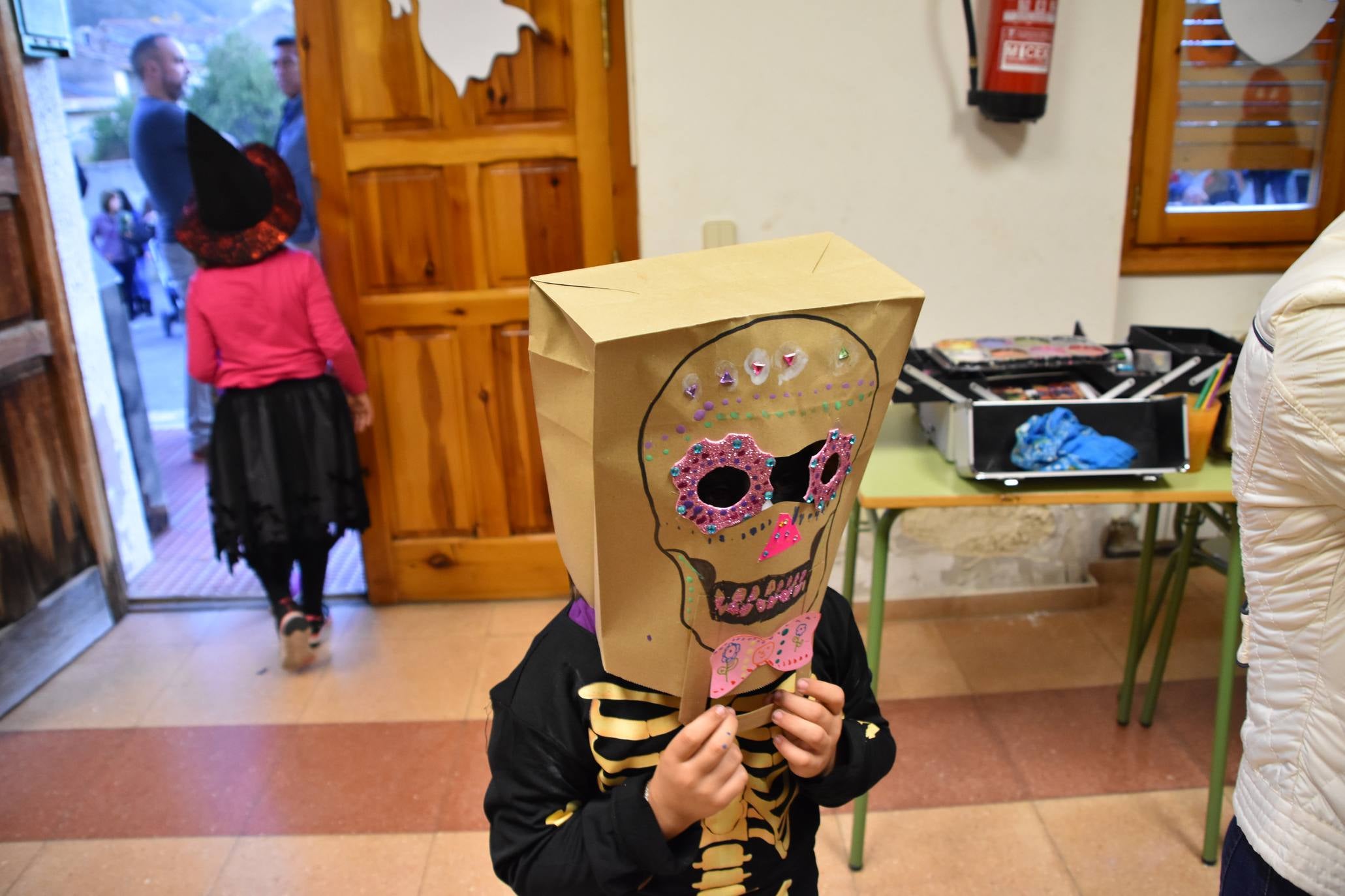 En el marco del día de Todos los Santos, o día de los difuntos, la localidad se vistió de esqueletos, decorando las calles con calaveras, calabazas y, sobre todo, mucha diversión