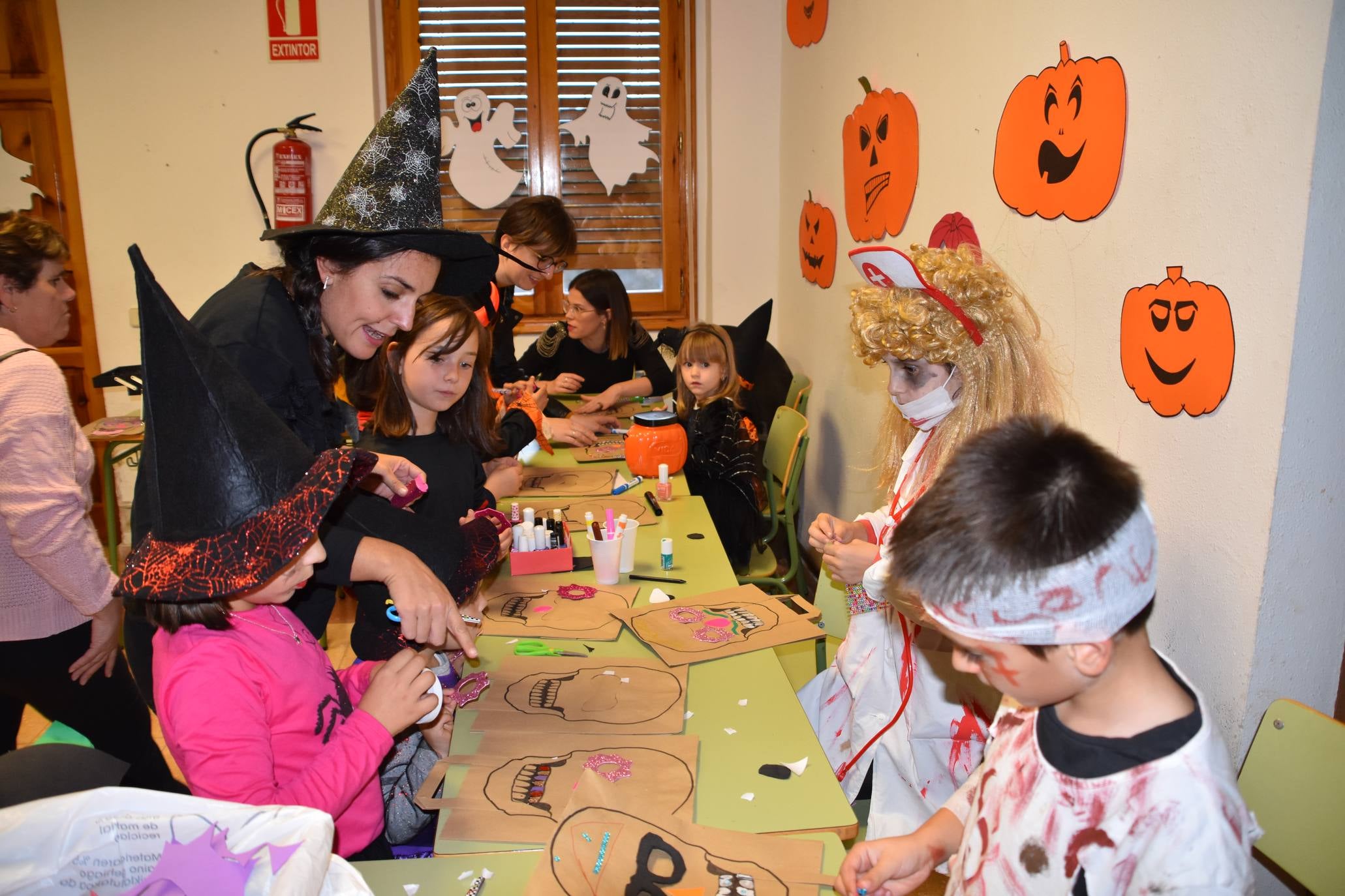 En el marco del día de Todos los Santos, o día de los difuntos, la localidad se vistió de esqueletos, decorando las calles con calaveras, calabazas y, sobre todo, mucha diversión