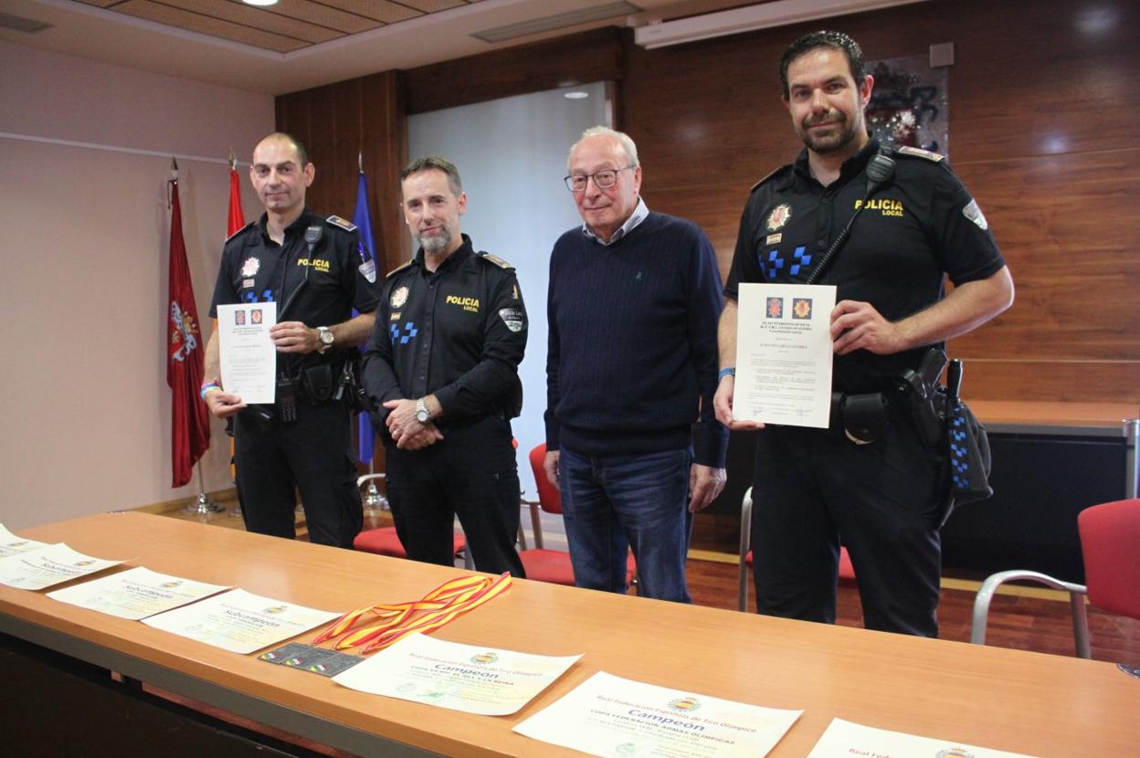 El agente García Ortega, el jefe de la Policía Teo L. Basterra, el alcalde Jiménez Velilla, y Guerra.