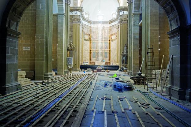 Interior de la iglesia de San Francisco actualmente, con los trabajos previos a la colocación de tarima. Al fondo, el sepulcro en su nueva ubicación