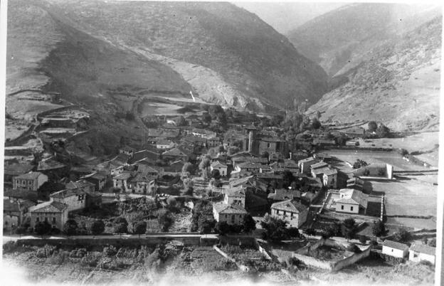 Años 30. El viejo pueblo de Mansilla, con el cementerio en el ángulo inferior derecho