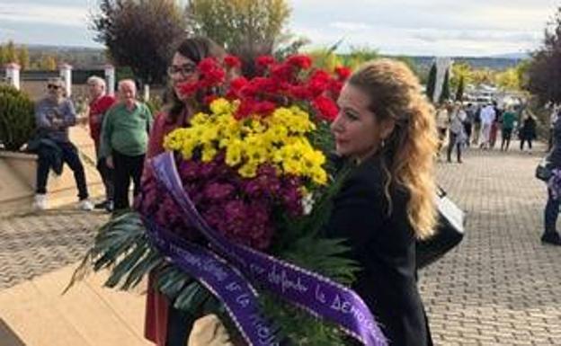 Romero y Carreño durante la entrega de la ofrenda floral