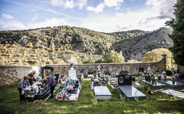 Cementerio nuevo. Dejando flores ayer por la tarde