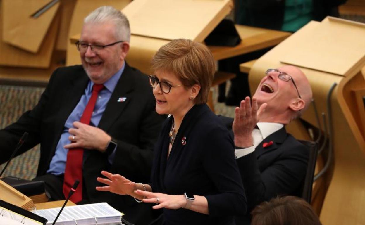 La ministra principal de Escocia, Nicola Sturgeon (c.).