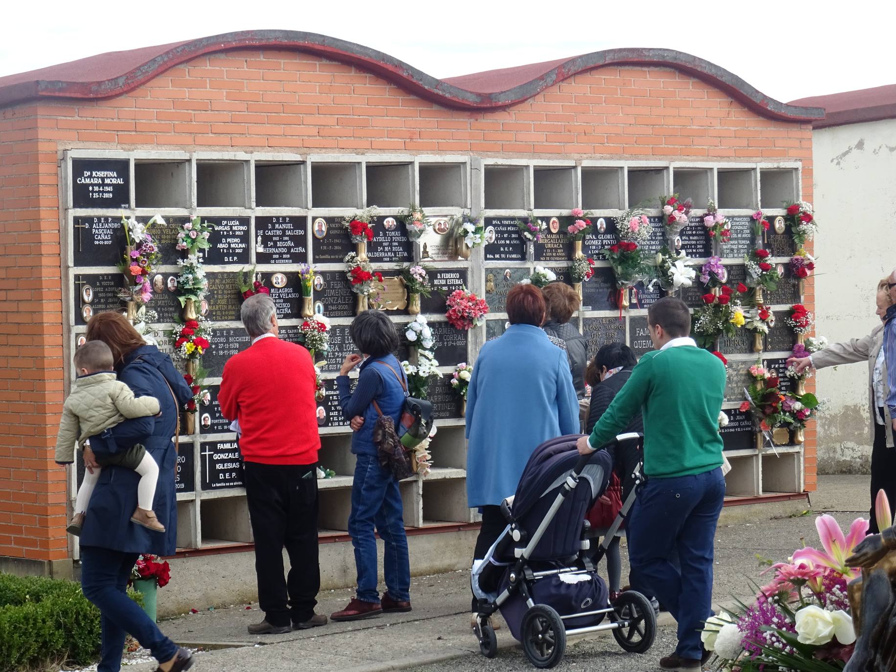 Fotos: Los cementerios riojanos se llenan de visitantes