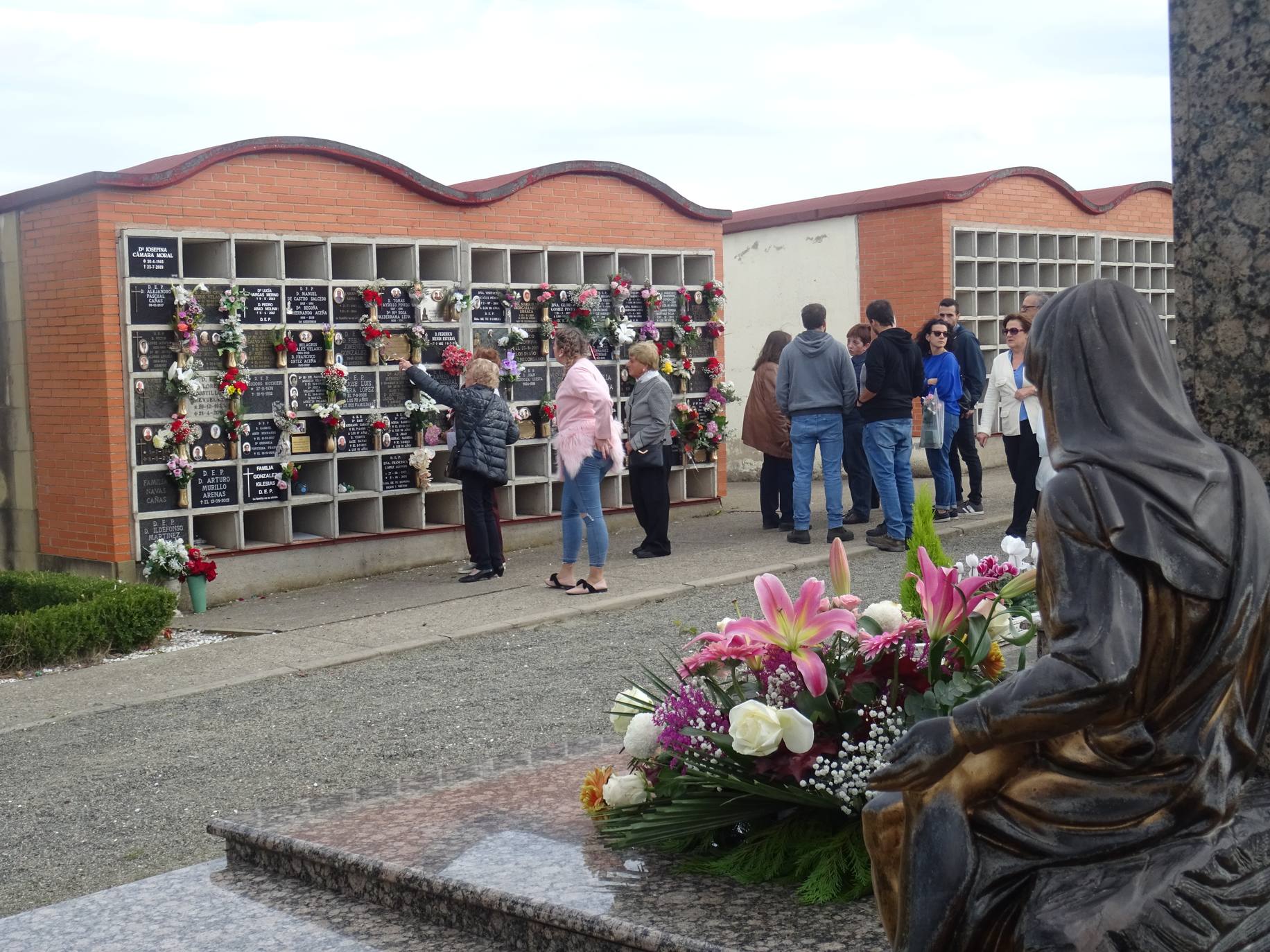 Fotos: Los cementerios riojanos se llenan de visitantes