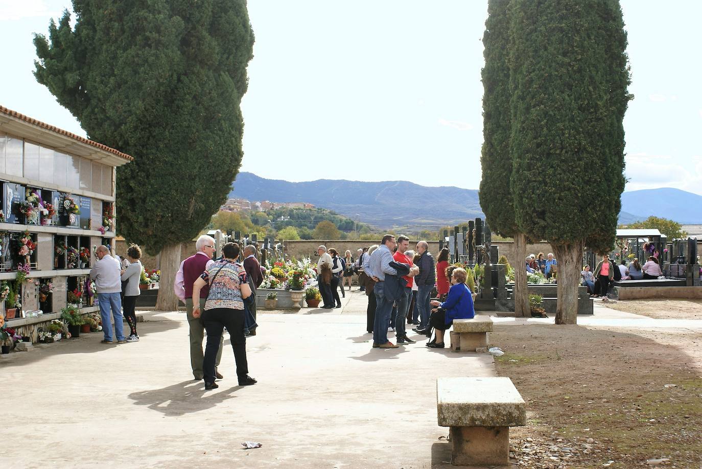 Fotos: Los cementerios riojanos se llenan de visitantes