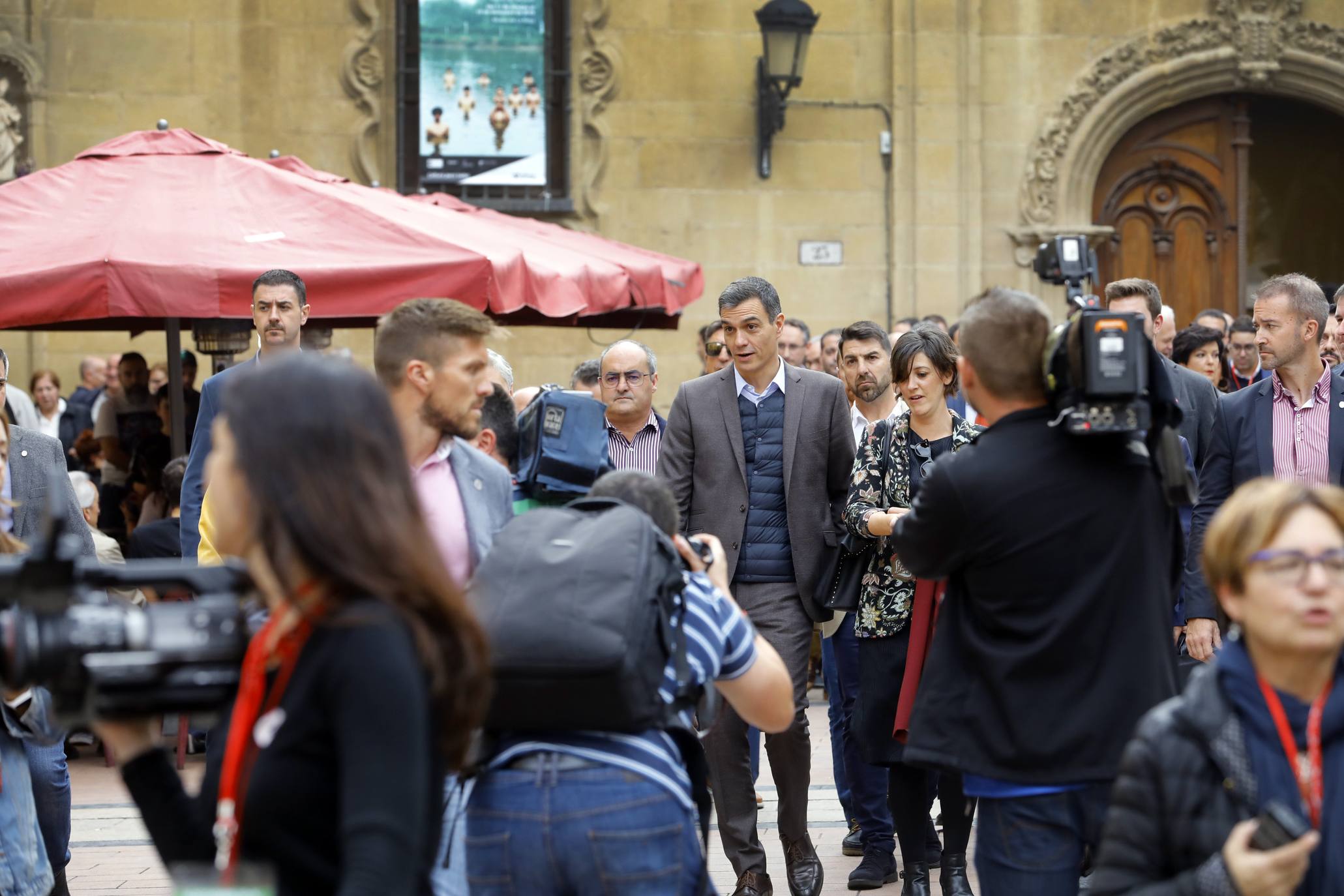 Sánchez ha paseado por el centro de la capital riojana.