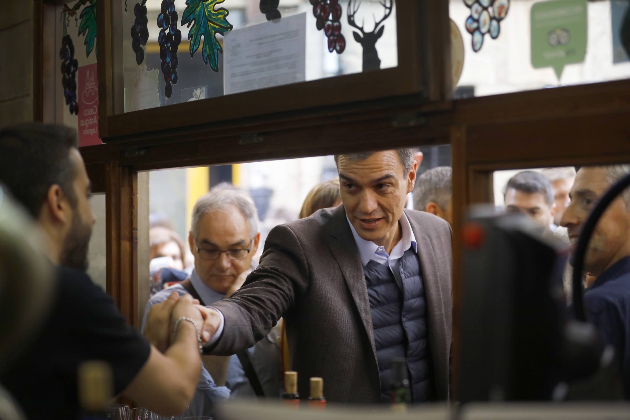 Sánchez ha paseado por el centro de la capital riojana.