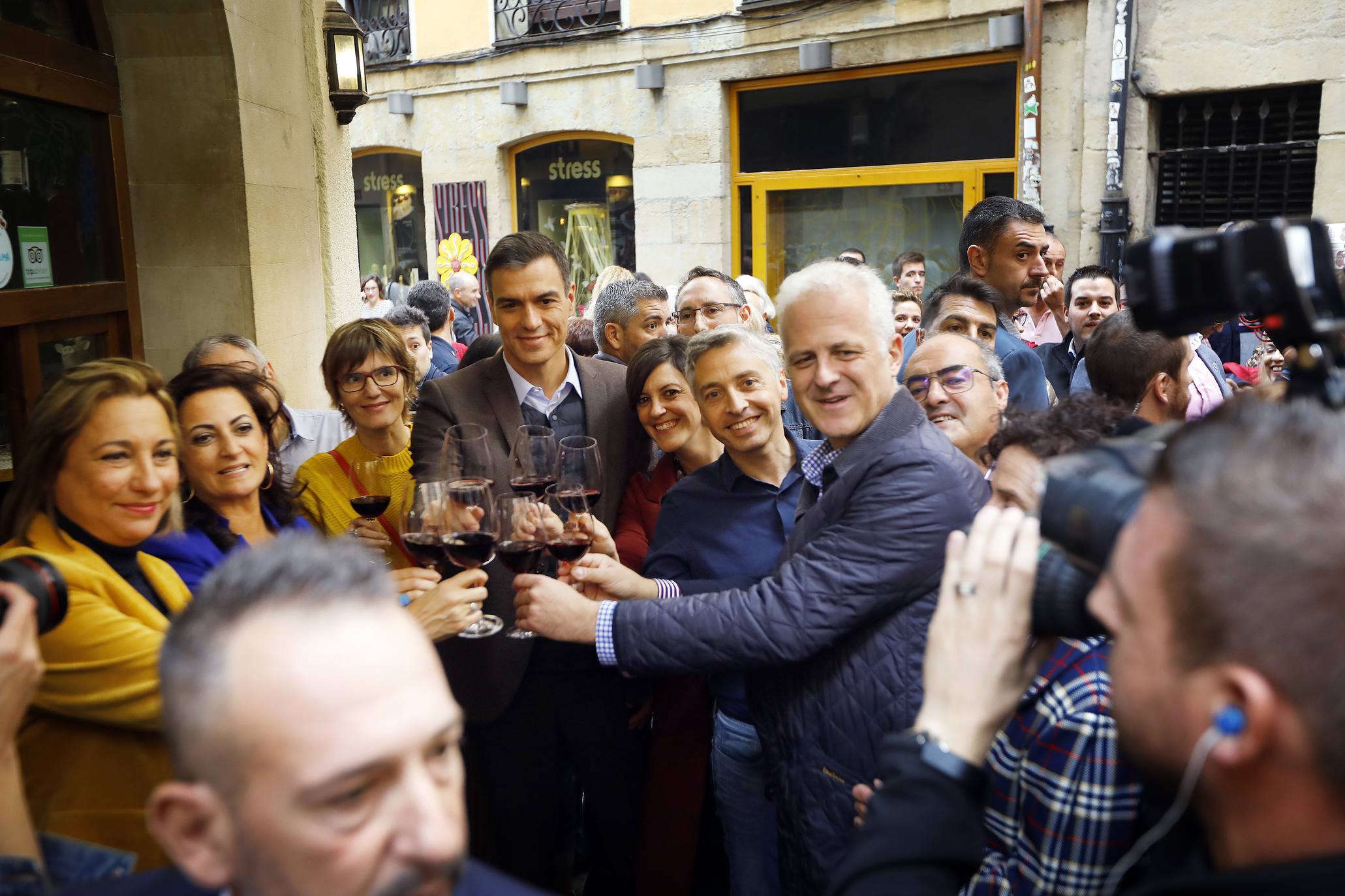 Sánchez ha paseado por el centro de la capital riojana.