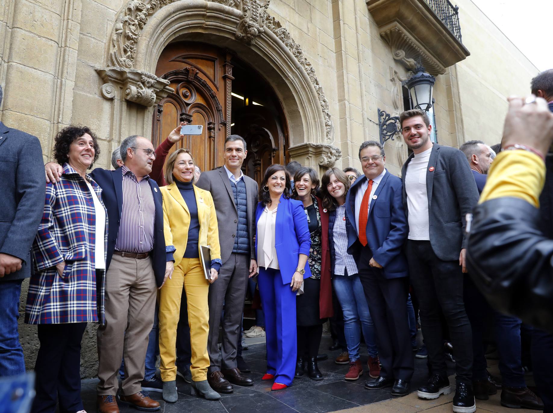 Sánchez ha paseado por el centro de la capital riojana.