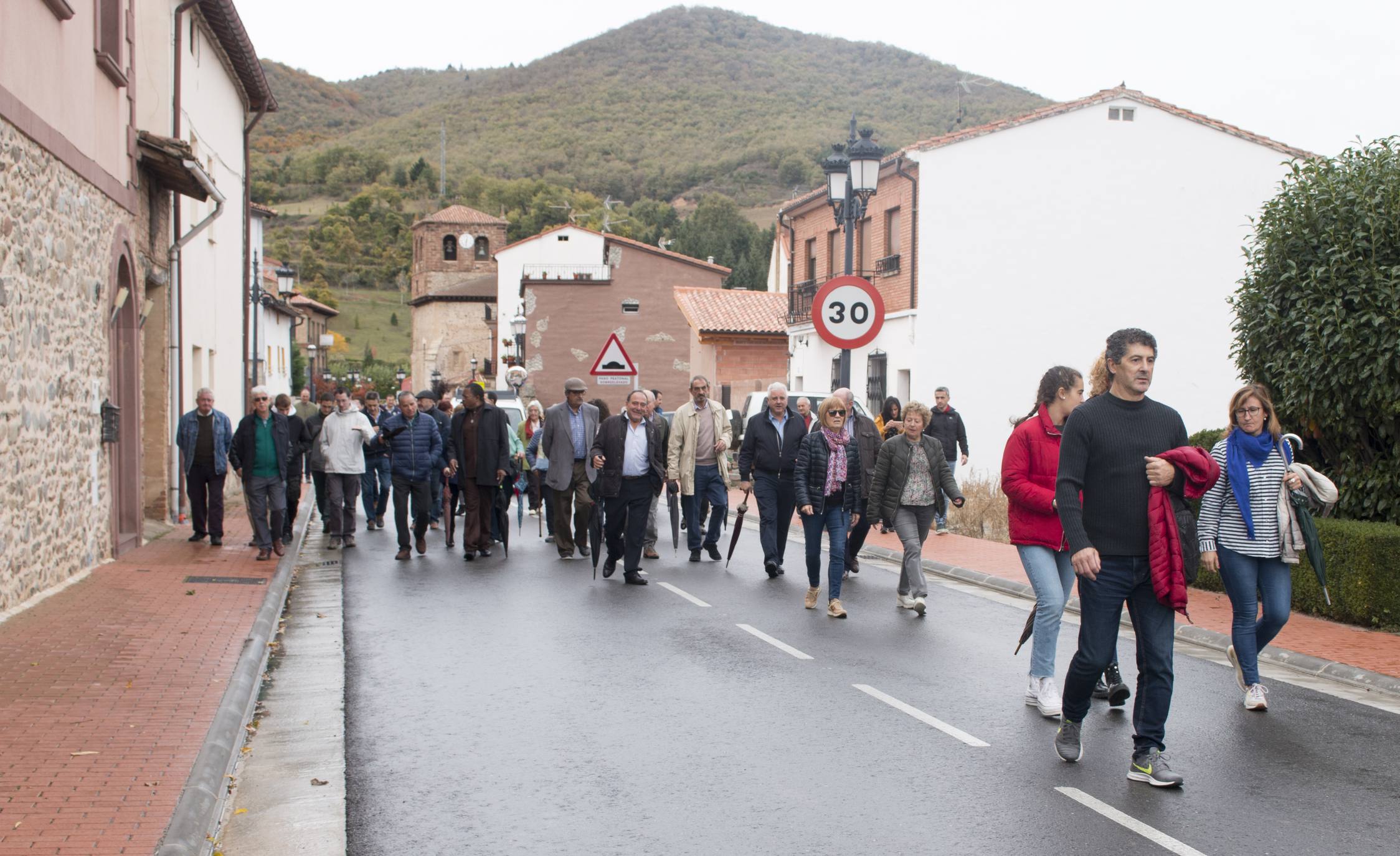 La localidad ha salido a la calle a pesar de la lluvia para celebrar el aniversario