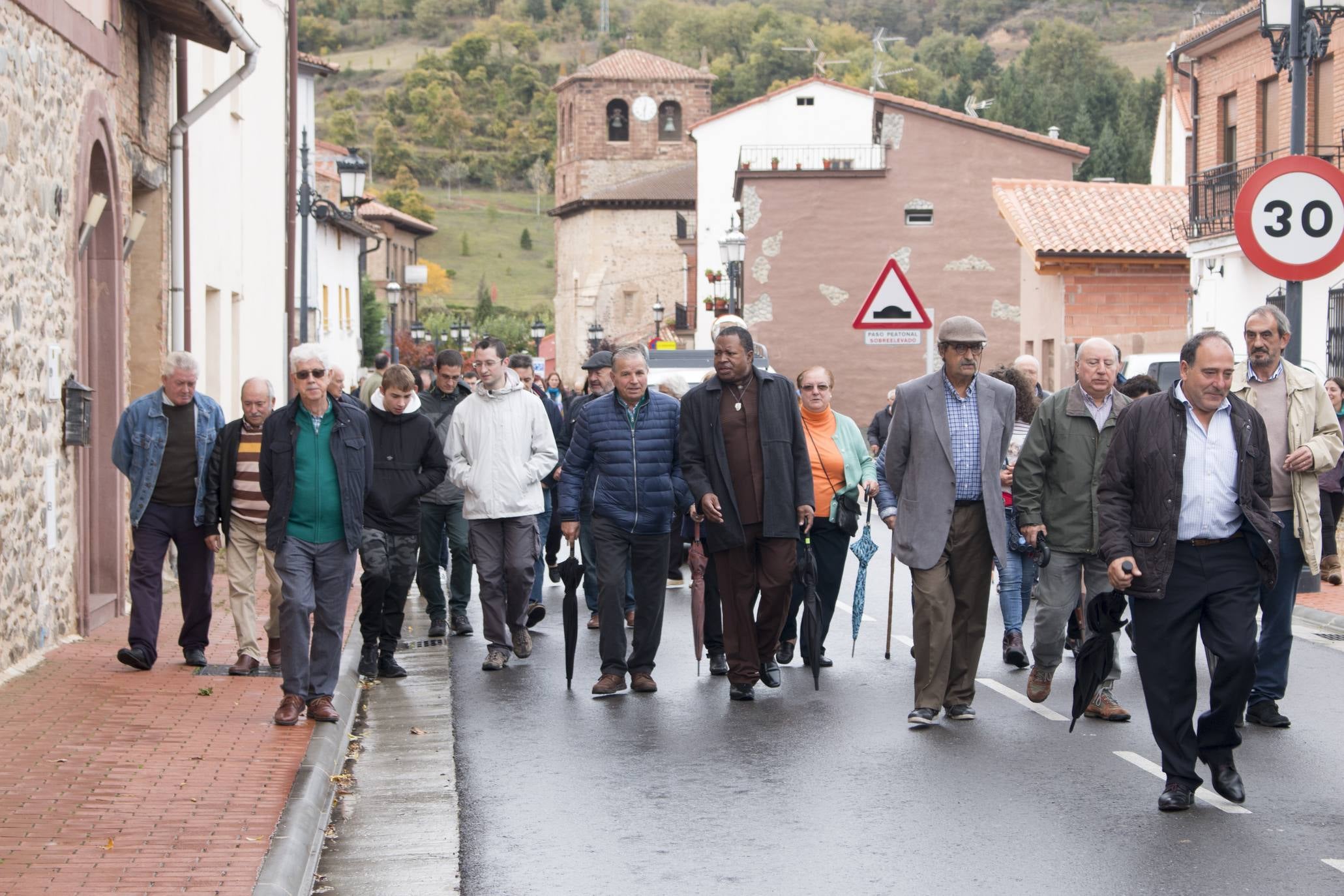 La localidad ha salido a la calle a pesar de la lluvia para celebrar el aniversario