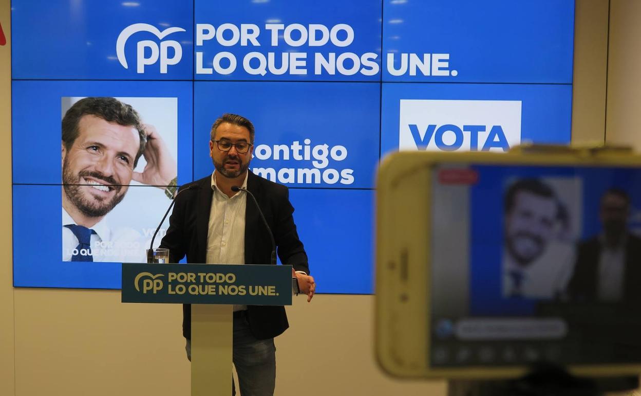 El candidato popular, Javier Merino, en su comparecencia de este domingo. 