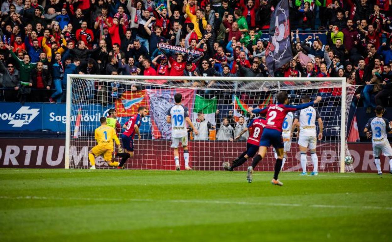 Osasuna celebra uno de sus goles de penalti al Alavés. 