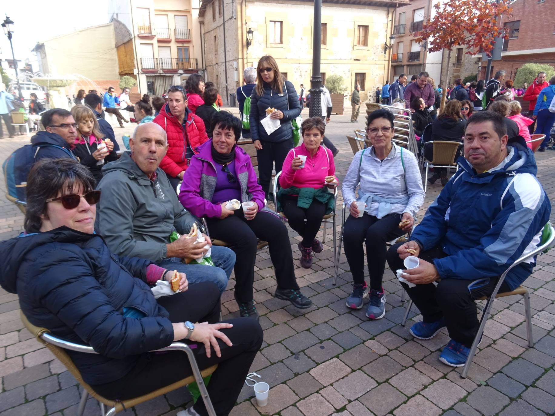 Paseo 'Por la vida', celebrado entre Santo Domingo de la Calzada y Santurde de Rioja, a beneficio de la AECC de La Rioja