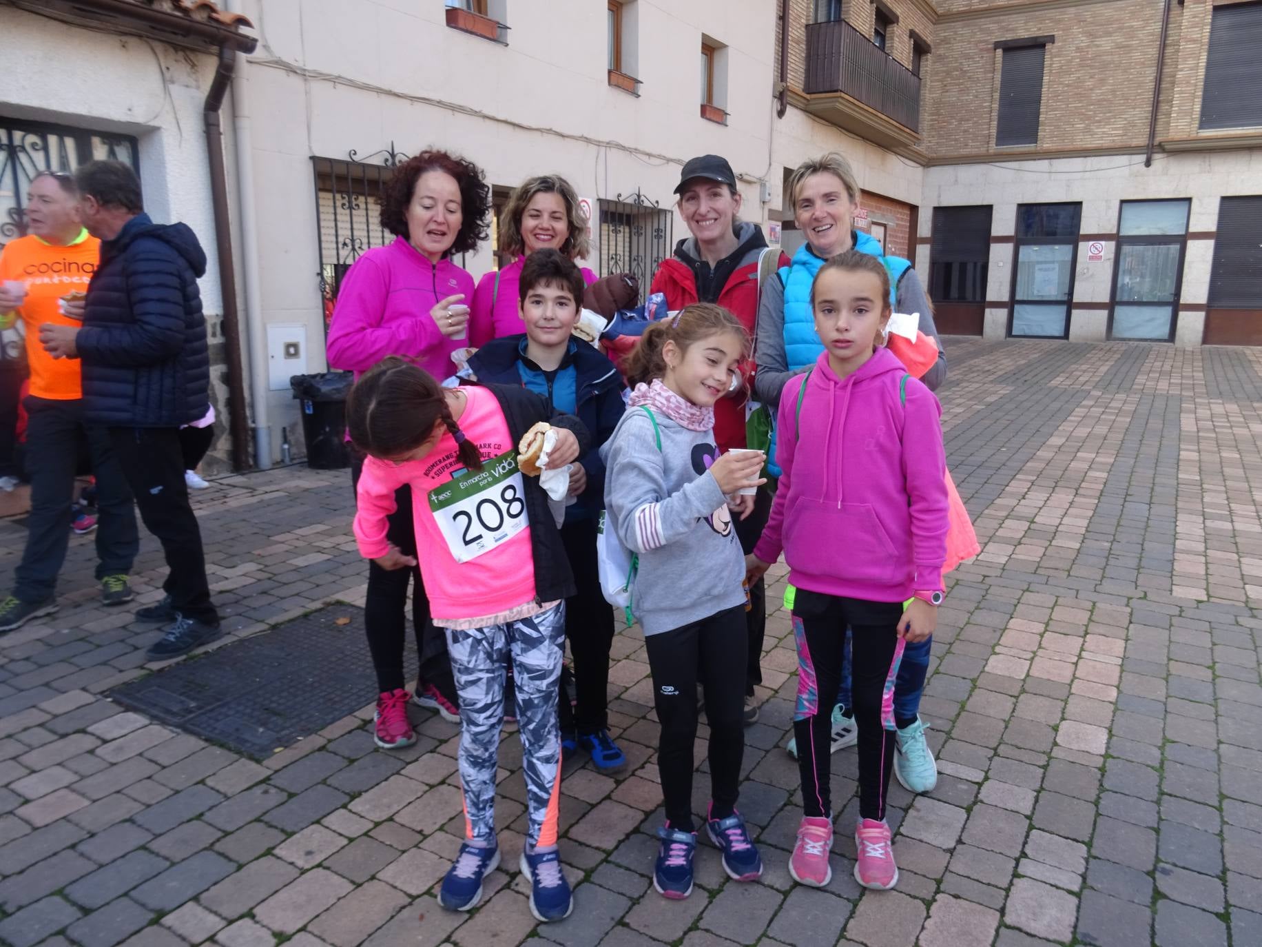 Paseo 'Por la vida', celebrado entre Santo Domingo de la Calzada y Santurde de Rioja, a beneficio de la AECC de La Rioja