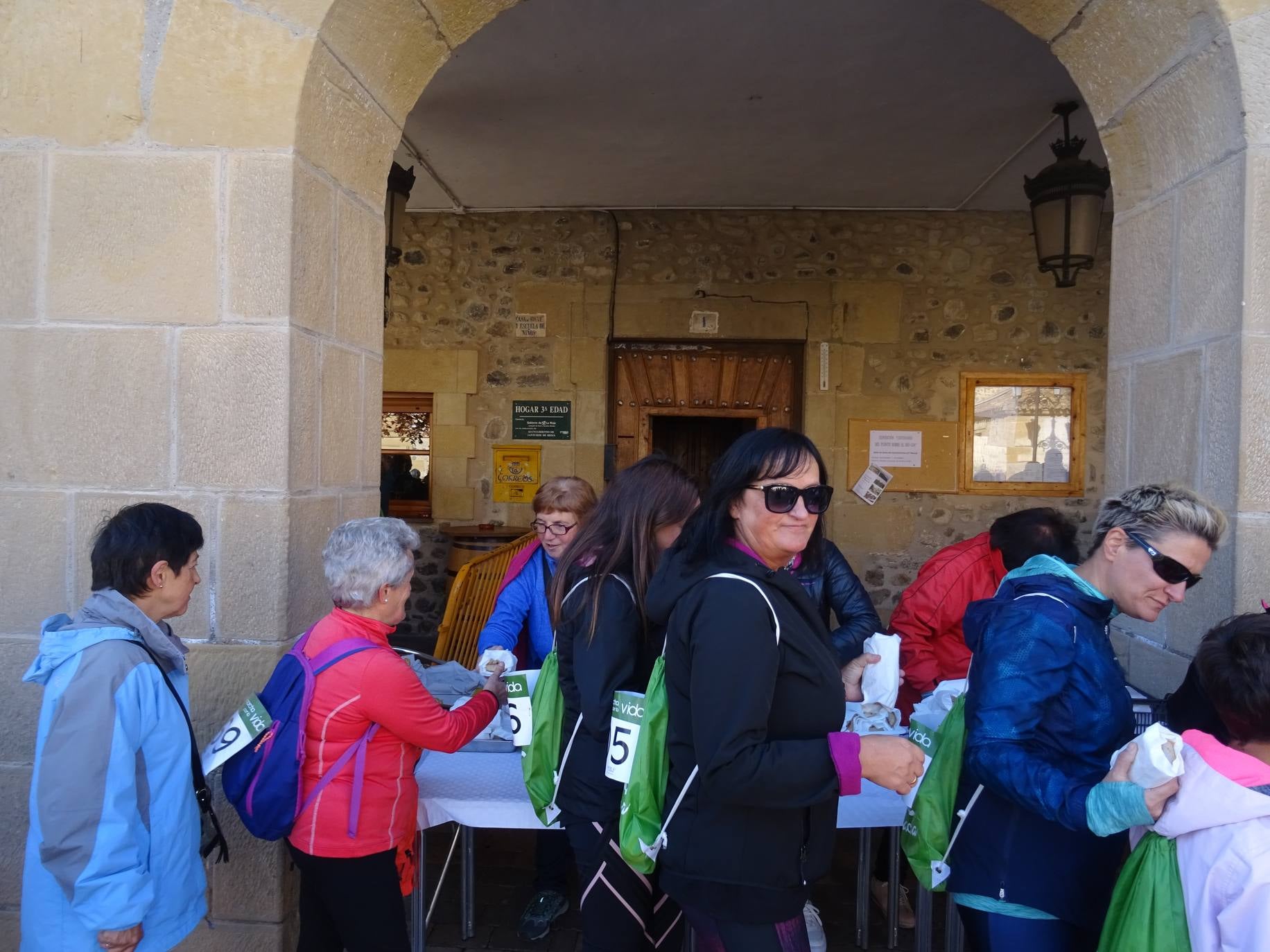 Paseo 'Por la vida', celebrado entre Santo Domingo de la Calzada y Santurde de Rioja, a beneficio de la AECC de La Rioja