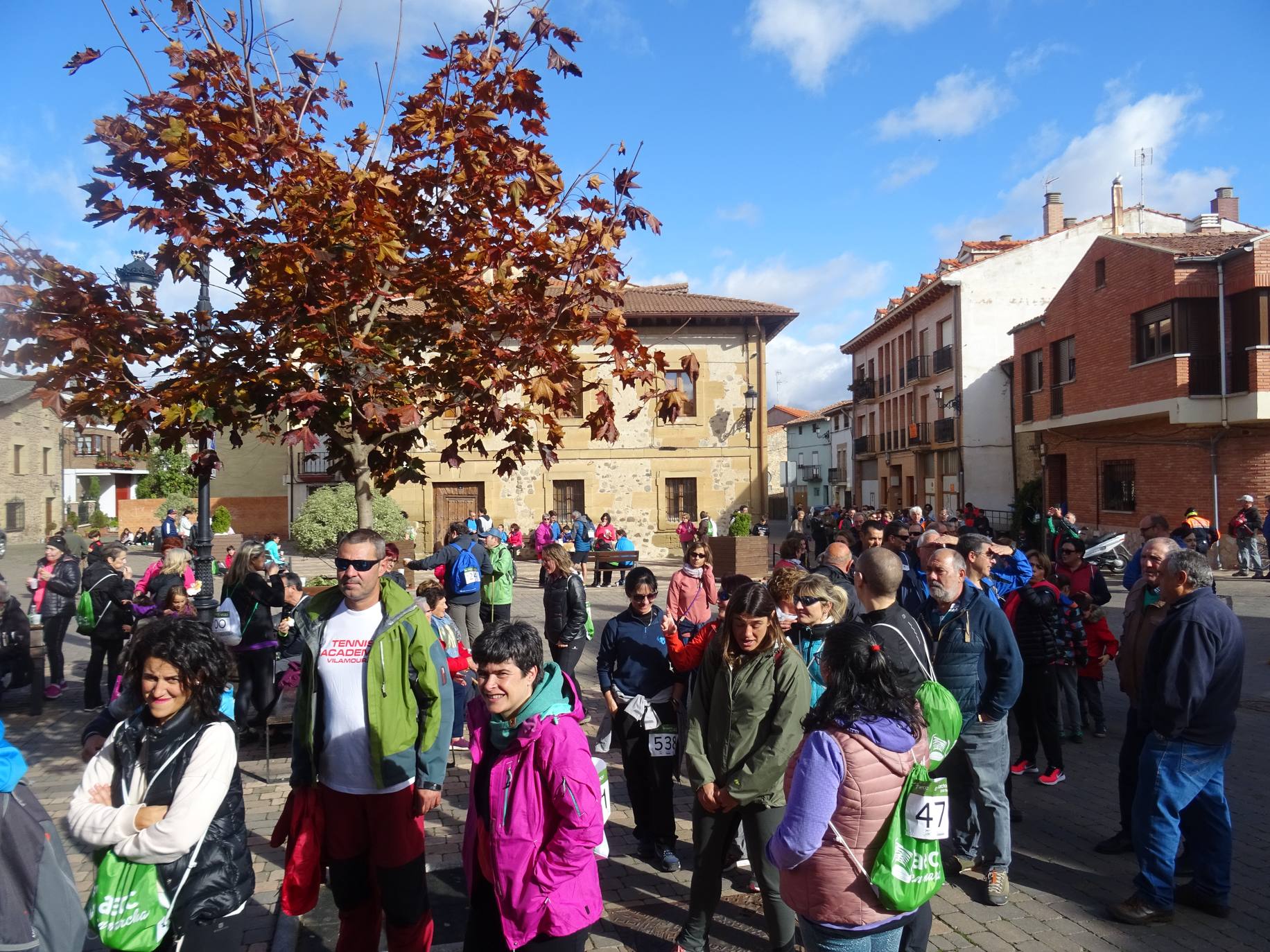 Paseo 'Por la vida', celebrado entre Santo Domingo de la Calzada y Santurde de Rioja, a beneficio de la AECC de La Rioja