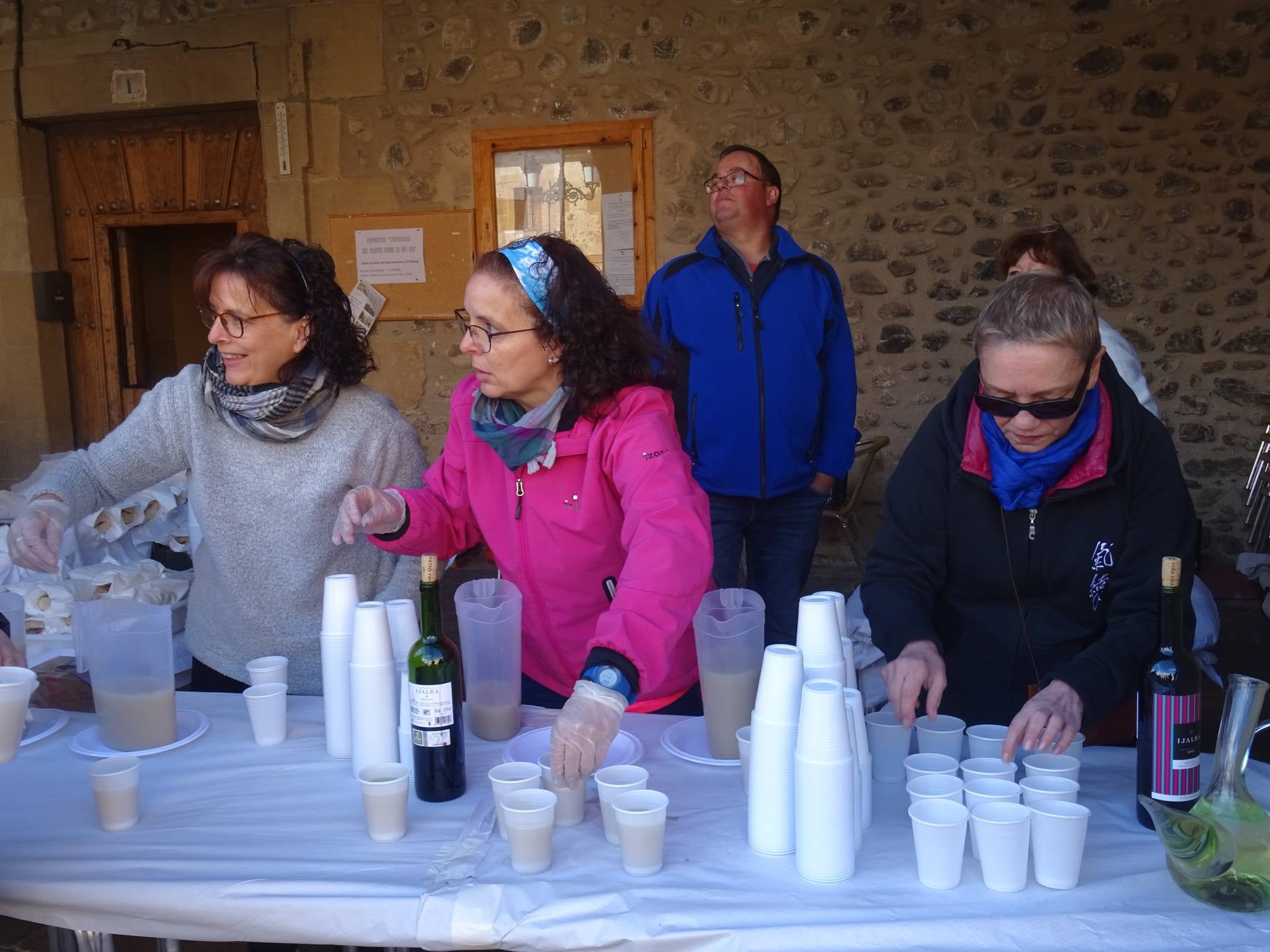 Paseo 'Por la vida', celebrado entre Santo Domingo de la Calzada y Santurde de Rioja, a beneficio de la AECC de La Rioja