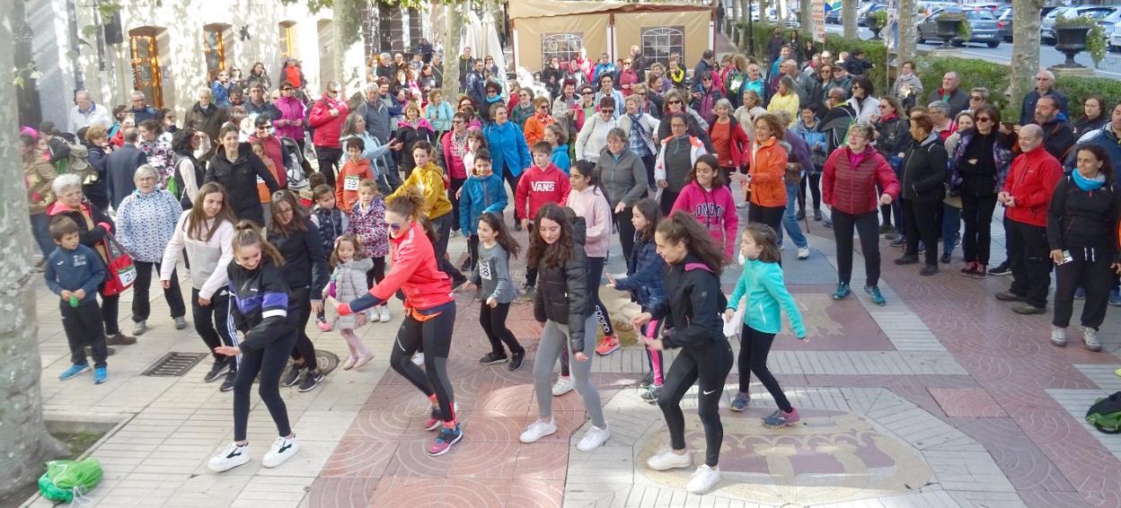 Baile en el Espolón calceatense, en la recta final del programa de la marcha. :: albo