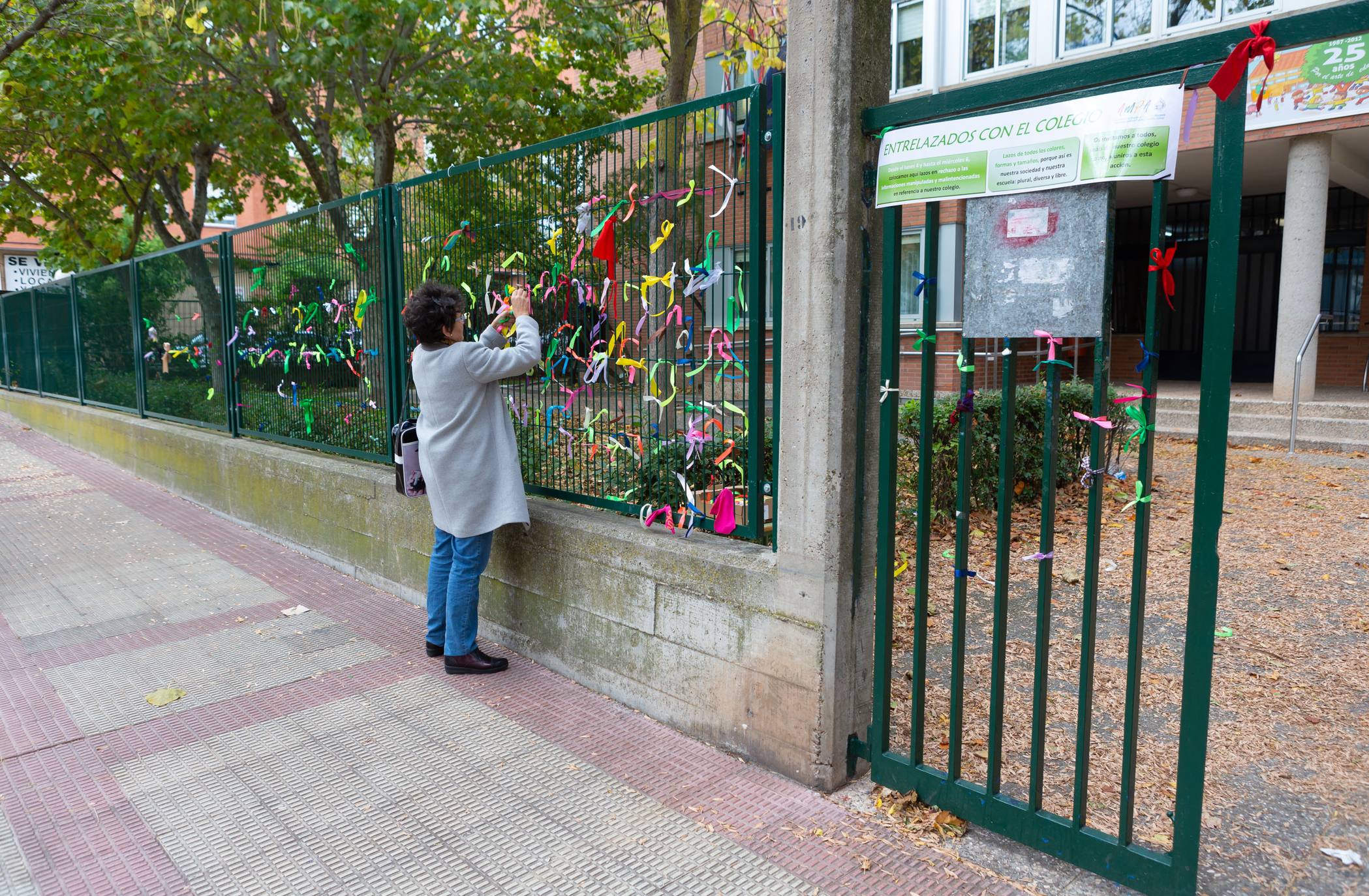 Fotos: El CEIP Vicente Ochoa se llena de lazos