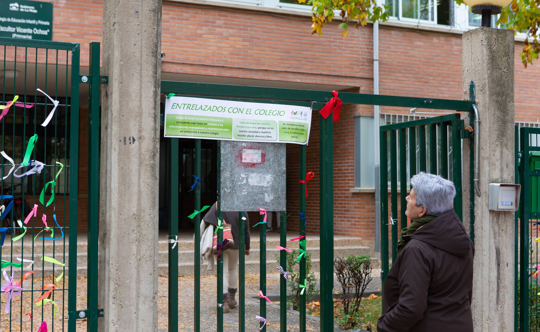 Fotos: El CEIP Vicente Ochoa se llena de lazos