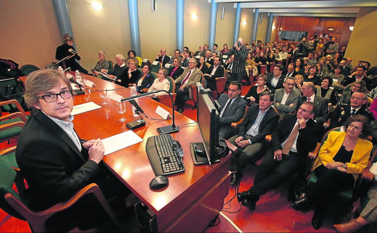 Bernardo Sánchez, en el acto de apertura del curso de la UNED celebrado este martes en Logroño. 