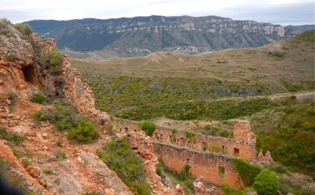 Ruinas del antiguo monasterio de San Prudencio, al fondo montes del Camero Viejo 