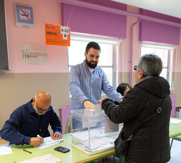 Los miembros de una de las mesas electorales desplegadas en Logroño, durante la jornada electoral del pasado 28 de abril. :: sonia tercero