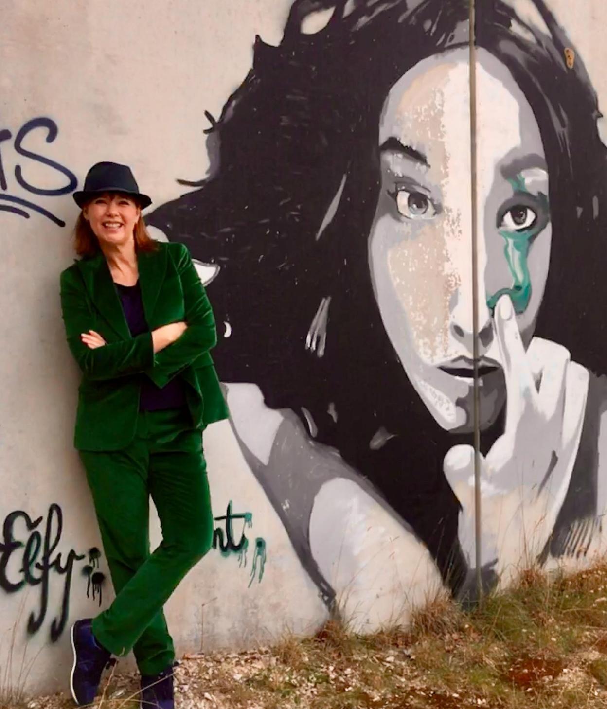 Mabel Lozano, con el grafiti que cierra el documental que hoy se proyecta en La Gota de Leche. :: la rioja