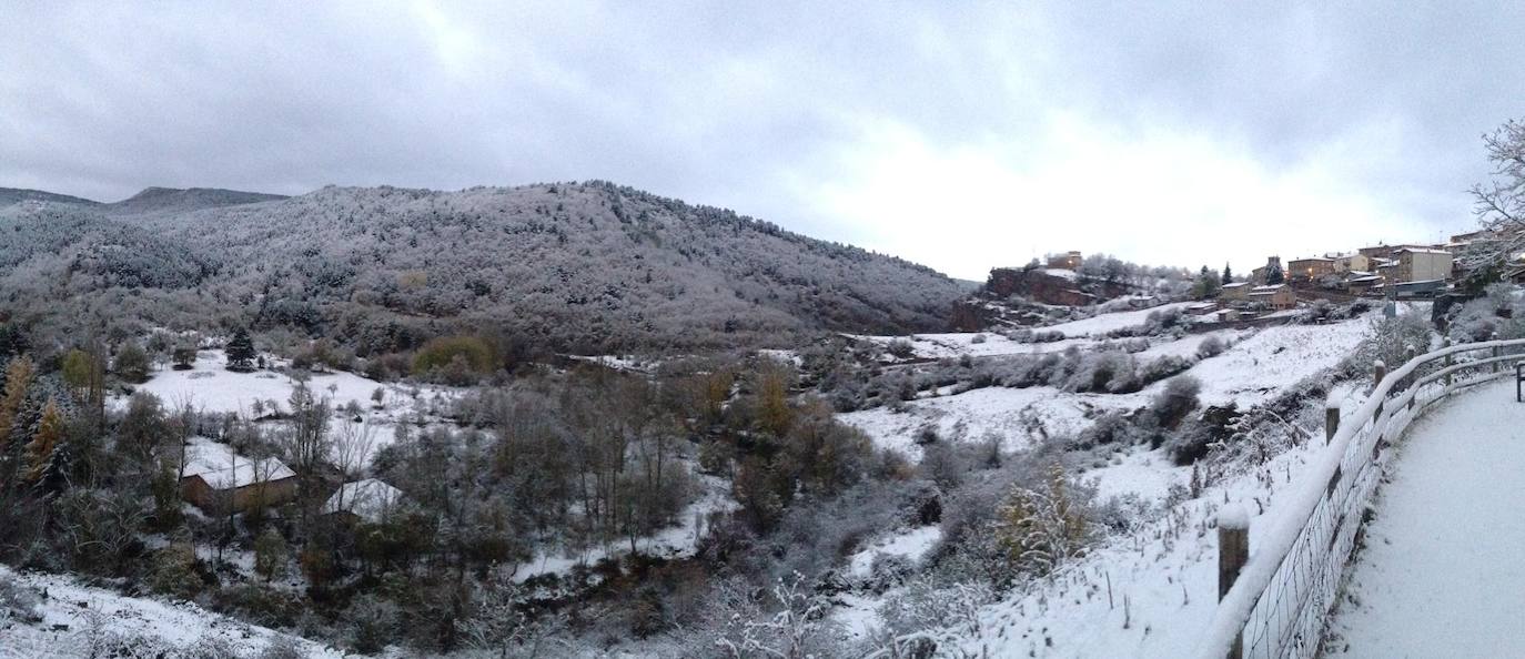 Los Cameros han amanecido esta mañana con una capa de nieve de entre 10 y 15 centímetros. Un paisaje blanco que ha dejado algunas de las primeras imágenes invernales de esta temporada y, no cabe duda, estampas muy bonitas