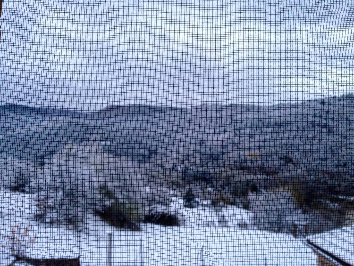 Los Cameros han amanecido esta mañana con una capa de nieve de entre 10 y 15 centímetros. Un paisaje blanco que ha dejado algunas de las primeras imágenes invernales de esta temporada y, no cabe duda, estampas muy bonitas