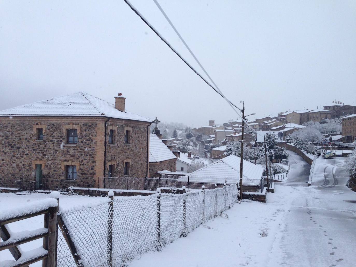 Los Cameros han amanecido esta mañana con una capa de nieve de entre 10 y 15 centímetros. Un paisaje blanco que ha dejado algunas de las primeras imágenes invernales de esta temporada y, no cabe duda, estampas muy bonitas