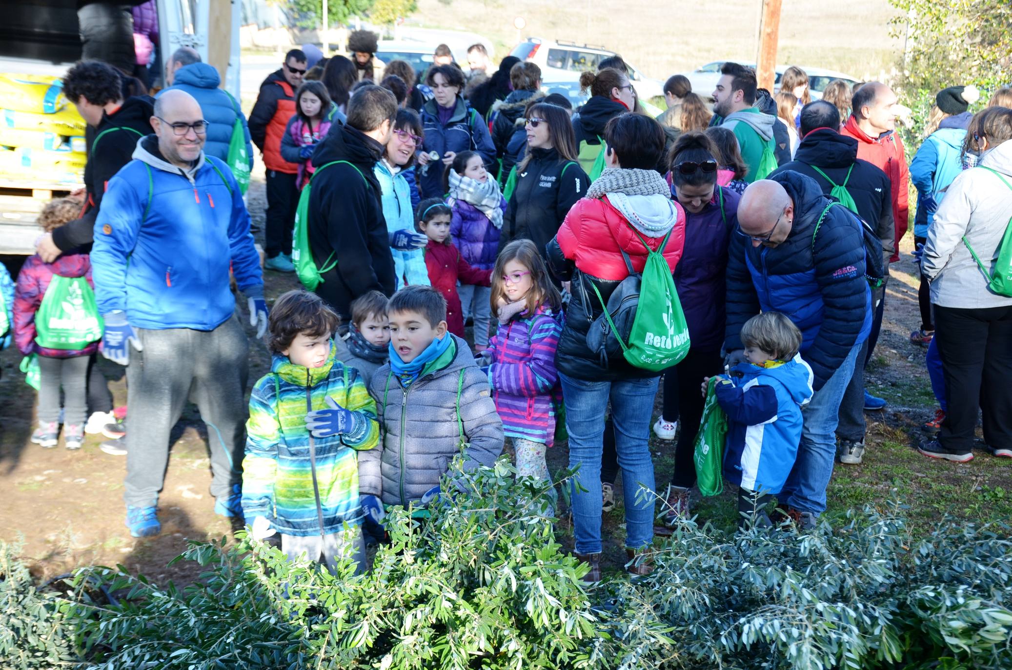 Numerosos grupos de amigos y familias plantaron los árboles en una ladera de la carretera de Murillo
