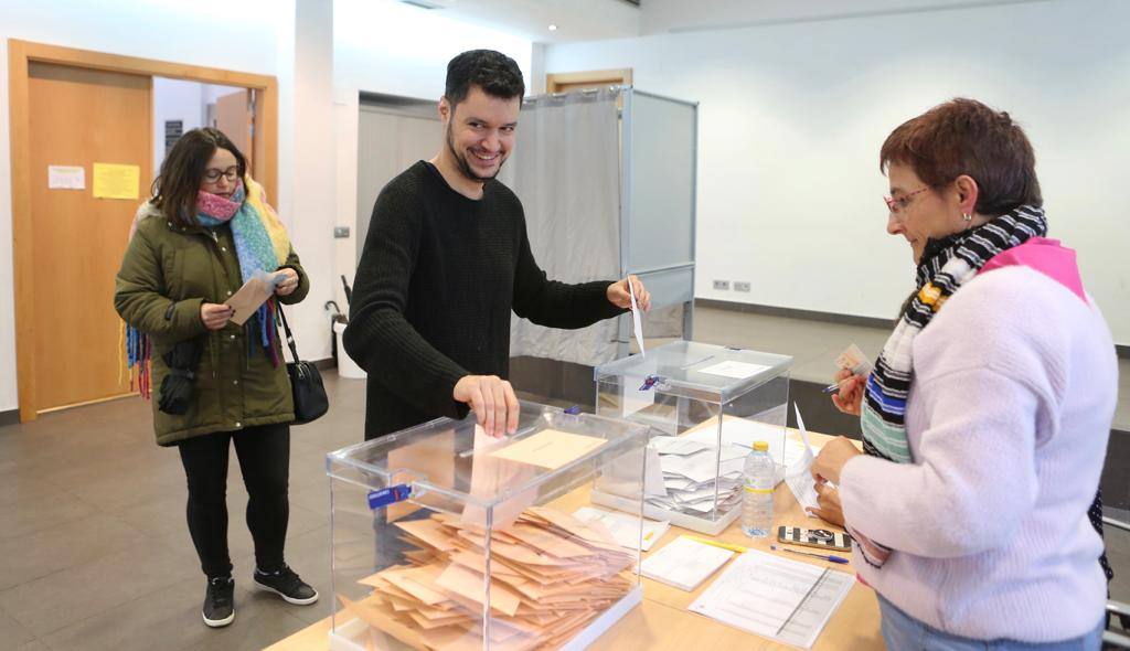 Fotos: Los candidatos riojanos votan