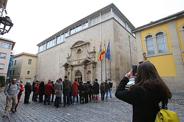 El grupo se detiene ante la entrada al actual Parlamento riojano, que Luis Barrón reconvirtió de antiguo convento en fábrica de tabacos
