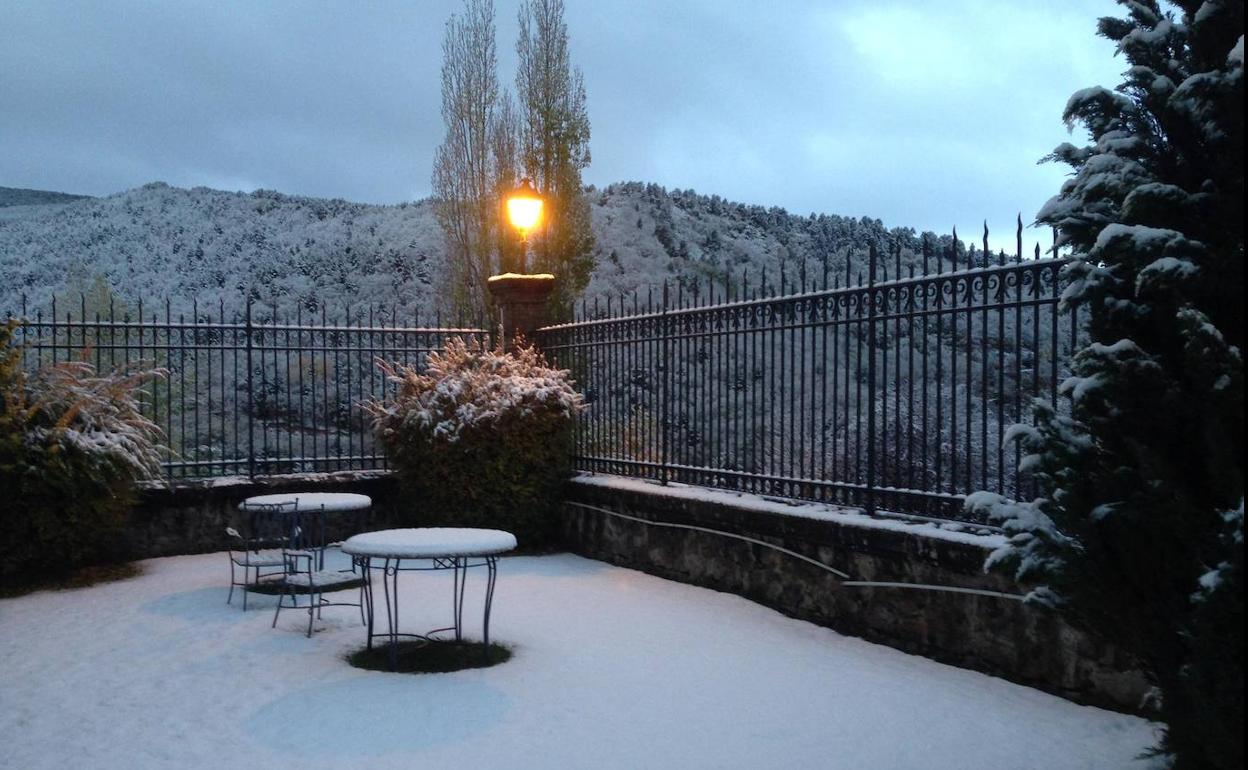 Desde el albergue de Lumbreras de Cameros se aprecia un escenario blanco y muy bonito desde el amanecer